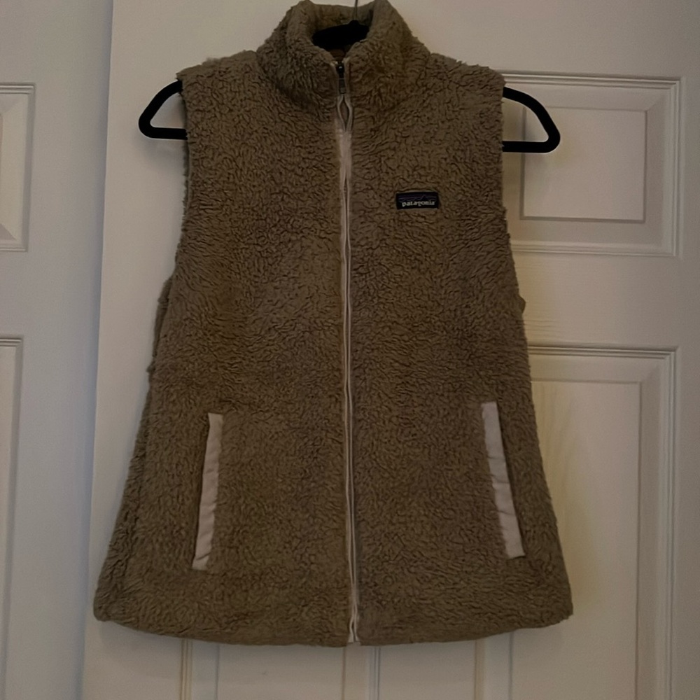 Fuzzy perfect condition vest from Patagonia. Color oatmeal